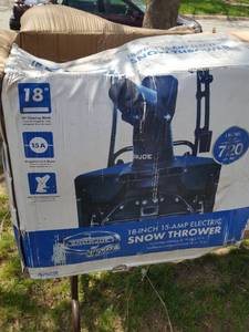 lot 3062 image: 18 snow thrower