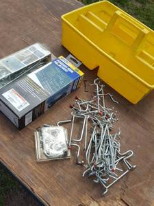 lot 3068 image: plastic tote with assorted pegboard hooks