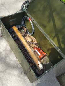 lot 3076 image: tool box on Wheels with contents