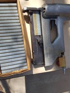 lot 3081 image: Senco pneumatic stapler and Staples