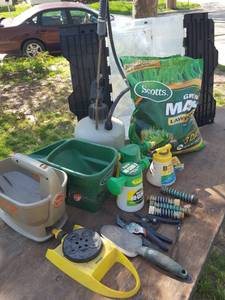 lot 3085 image: Lawn care items and plastic storage tote