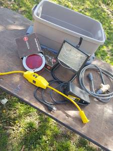 lot 3088 image: Rubbermaid roughneck storage tote with shop light, cord, foot switch and tail lights