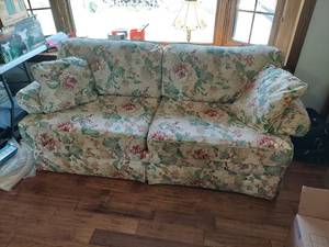 lot 3107 image: Floral Hide-a-bed Sofa