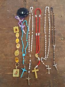 lot 3134 image: Rosaries and religious items