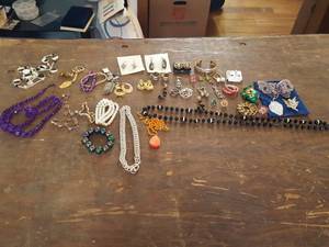 lot 3137 image: assorted jewelry