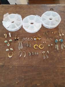 lot 3140 image: assorted jewelry
