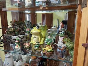 lot 3153 image: Assorted Frogs - Fountain with Pump and Others