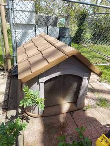 lot 3158 image: Plastic Doghouse