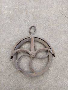 lot 3168 image: Well Pulley