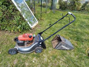 lot 3169 image: Honda Push Lawnmower - Started 1st Pull
