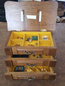 lot 3202 image: jewelry box and Contents