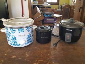 lot 3205 image: slow cookers