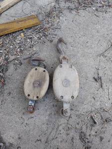lot 3215 image: 2 Wood Pulleys