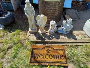 lot 3229 image: Welcome Mat and Resin Decor (Some Damage)