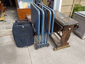 lot 3271 image: Suitcase, 4 TV Trays and Drop Leaf End Table