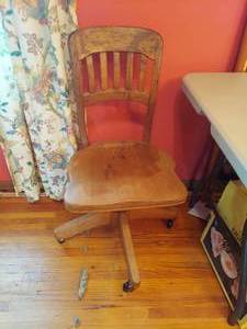 lot 3263 image: Oak office Chair
