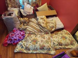 lot 3264 image: King Size Comforter Set with Pillows and Other Assorted Bedding And Pillows