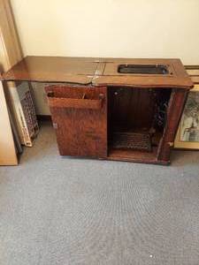 lot 3279 image: Oak Treadle Sewing Machine Cabinet