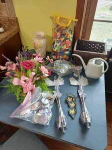 lot 3287 image: Catch All Lot - Flowers, Pins and Patches