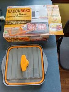 lot 3290 image: Bacon Boss Microwave Cookware, Grey