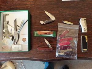 lot 3302 image: Pocket Knives and Lighters