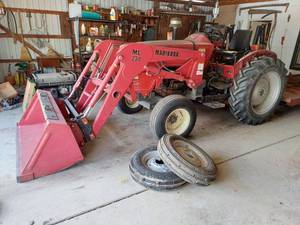 lot 6005 image: Mahindra 3525 Tractor with ML230 Loader - 193 Hours