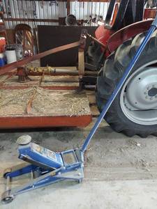 lot 6015 image: 3.5 Ton floor jack