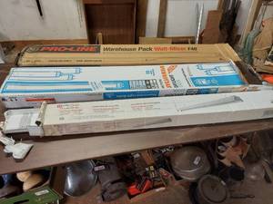 lot 6067 image: Fluorescent light and bulbs