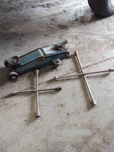 lot 6070 image: jack and 2 lug wrenches