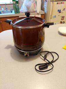 lot 6268 image: West Bend Electric Cooker with Pot