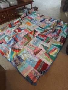 lot 6142 image: tied quilt