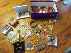 lot 6144 image: jewelry and boxes