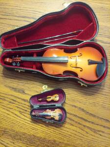 lot 6157 image: Miniature violin in case and 2 pins