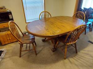 lot 6176 image: 5 Pc Oak Dinning Room Set - Table with 24in Leaf and 4 Chairs