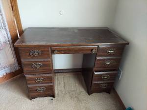 lot 6200 image: Kneehole Desk
