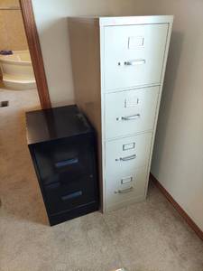 lot 6208 image: 2 Metal File Cabinets