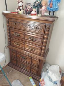 lot 6240 image: Broyhill Chest of Drawers
