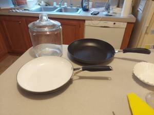 lot 6245 image: 2 Skillets and Glass Jar