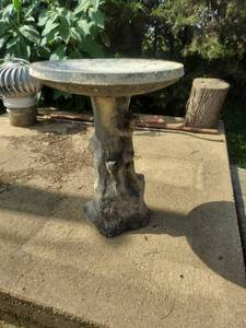 lot 6248 image: Concrete Birdbath - 2 Pieces