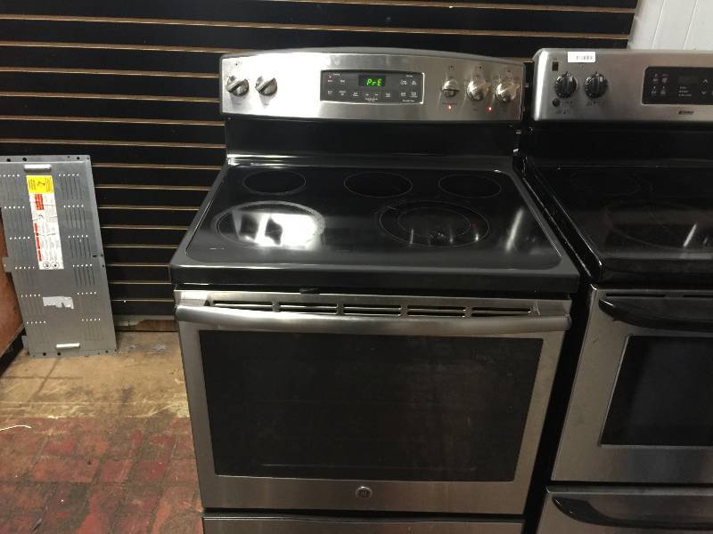 lot 7154 image: GE JB640SFSS  30 Inch Freestanding Electric Range with 5 Smoothtop Elements, 5.3 cu. ft Oven and Self-Clean