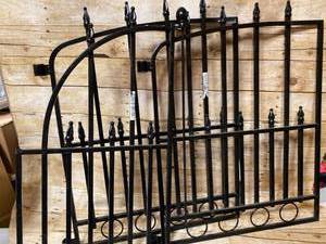 lot 5621 image: 3 piece metal decor fence