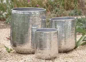 lot 4189 image: Set of 3 Modern 13 , 16, 21 in Aluminum Planters