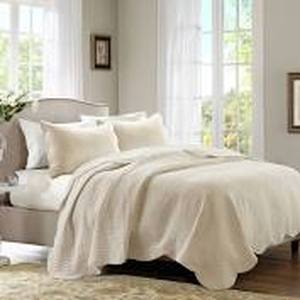 lot 14923 image: Ivory Genoa Coverlet Set KingCalifornia King 3pc