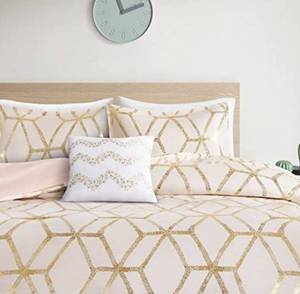 lot 1657 image: Gold and Pink Bedding Set