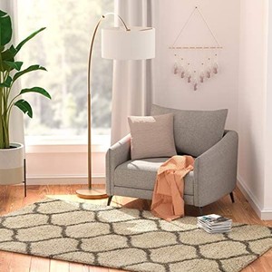 lot 2913 image: Amazon Basics Modern Plush Moroccan Trellis Shag Area Rug - 5x8 (411 x 78), Beige LocationG10C