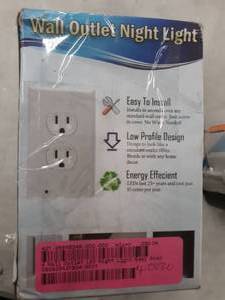 lot 2946 image: 2 packs of 2 Wall Outlet Led Night Light Easy Snap On Outlet Cover White
