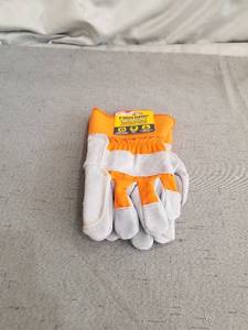 lot 37379 image: FIRM GRIP TOUGH WORKING GLOVES SIZE LARGE
