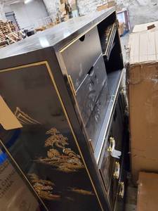 lot 8960 image: Dresser 