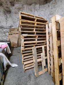 lot 8993 image: Big Lot Of Long Pallets