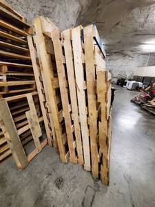 lot 8994 image: Lot Of Long Pallets